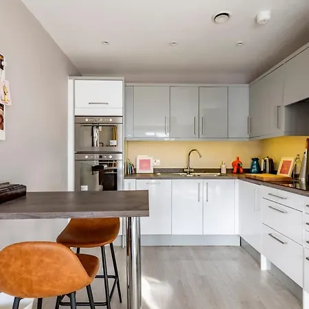 Apartament Vibrant Bright & Stylish Flat - *