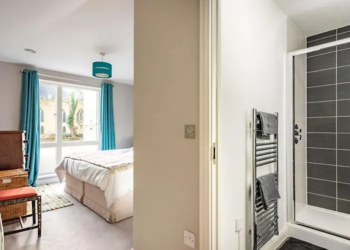 Vibrant Bright & Stylish Flat - *