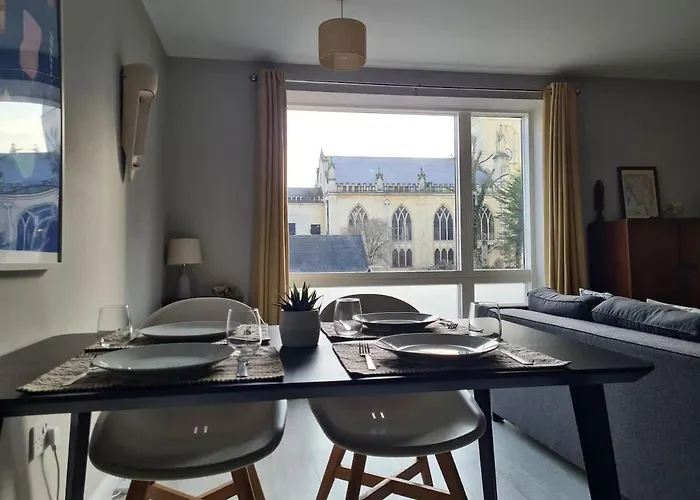 Vibrant Bright & Stylish Flat - *