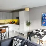 Apartment Vibrant Bright & Stylish Flat -